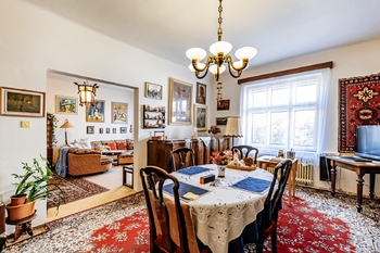 Aktuální stav bytu směrem do ulice - Prodej domu 1020 m², Jindřichův Hradec