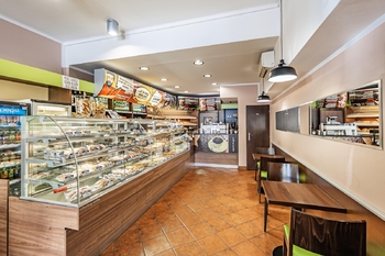 Interiér pronajaté kavárny v přízemí se vstupem do ulice - Prodej domu 1020 m², Jindřichův Hradec