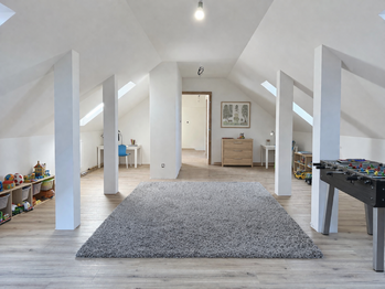 Podkrovní pokoj 50 m2 - Prodej domu 183 m², Čejkovice