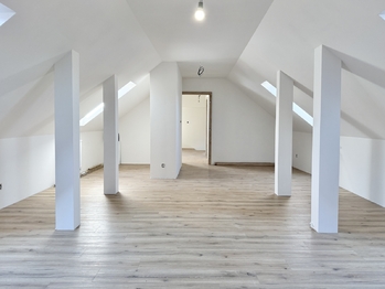 Pokoj v patře těsně před dokončením - Prodej domu 183 m², Čejkovice