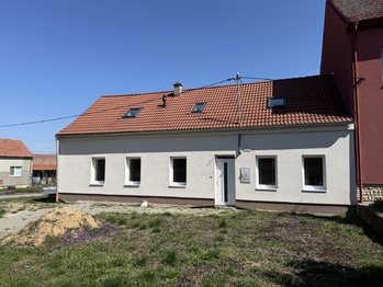 Pohled RD z ulice - aktuálně před dokončením terénních úprav - Prodej domu 183 m², Čejkovice