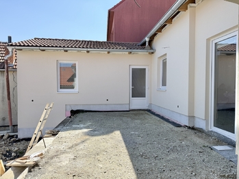 Terasa aktuálně před pokládkou dlažby - Prodej domu 183 m², Čejkovice