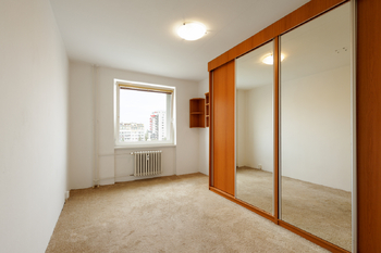 Větší pokoj  - Prodej bytu 3+1 v osobním vlastnictví 68 m², Praha 9 - Letňany