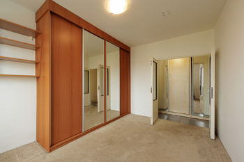 Pokoje mají vestavné skříně - Prodej bytu 3+1 v osobním vlastnictví 68 m², Praha 9 - Letňany