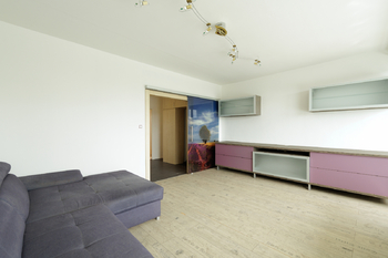 Obývák je částečně zařízený - Prodej bytu 3+1 v osobním vlastnictví 68 m², Praha 9 - Letňany