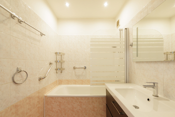 Koupelna s vanou - Prodej bytu 3+1 v osobním vlastnictví 68 m², Praha 9 - Letňany