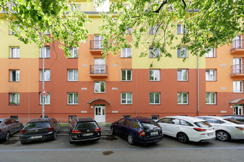 Pohled na dům z parku - Prodej bytu 2+kk v osobním vlastnictví 50 m², Praha 10 - Záběhlice