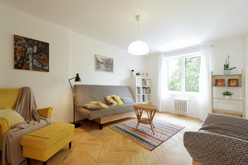 Obývák, zeleň za okny - Prodej bytu 2+kk v osobním vlastnictví 50 m², Praha 10 - Záběhlice