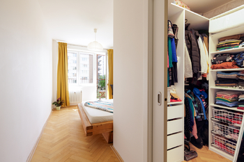 Šatna v ložnici - Prodej bytu 2+kk v osobním vlastnictví 50 m², Praha 10 - Záběhlice