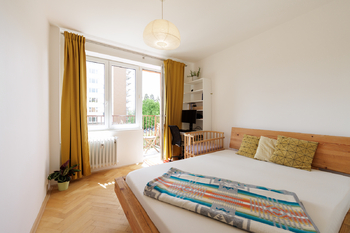 Ložnice s výstupem na balkon - Prodej bytu 2+kk v osobním vlastnictví 50 m², Praha 10 - Záběhlice