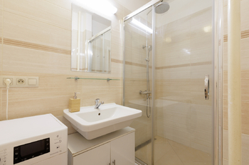 Koupelna - Prodej bytu 2+kk v osobním vlastnictví 50 m², Praha 10 - Záběhlice