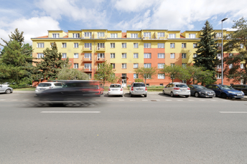 Okolo domu je dost parkovacích míst - Prodej bytu 2+kk v osobním vlastnictví 50 m², Praha 10 - Záběhlice