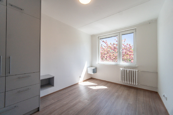 Ložnice s vestavěnými skříněmi - Pronájem bytu 2+kk v osobním vlastnictví 43 m², Praha 4 - Chodov