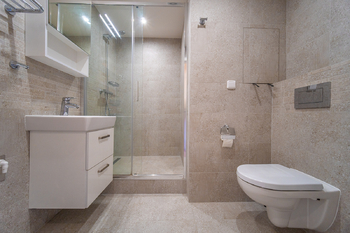 Koupelna s WC - Pronájem bytu 2+kk v osobním vlastnictví 43 m², Praha 4 - Chodov