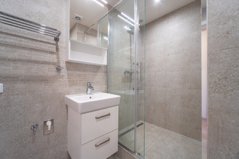 Koupelna s WC - Pronájem bytu 2+kk v osobním vlastnictví 43 m², Praha 4 - Chodov