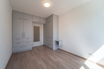 Ložnice s vestavěnými skříněmi - Pronájem bytu 2+kk v osobním vlastnictví 43 m², Praha 4 - Chodov