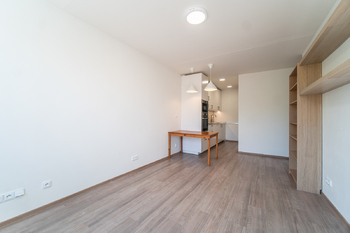 Obývací pokoj s kuch. koutem - Pronájem bytu 2+kk v osobním vlastnictví 43 m², Praha 4 - Chodov