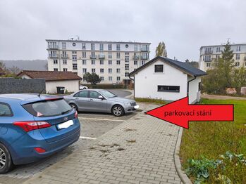 Parkovací stání přímo u budovy.  - Pronájem bytu 2+kk v osobním vlastnictví 67 m², Husinec