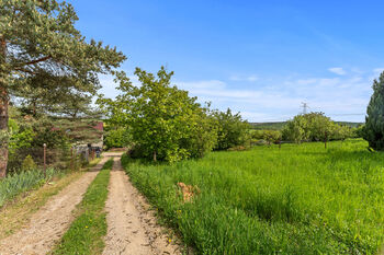 Prodej pozemku 950 m², Mořina