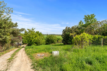 Prodej pozemku 950 m², Mořina