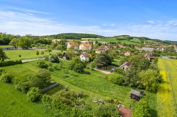 Prodej pozemku 950 m², Mořina