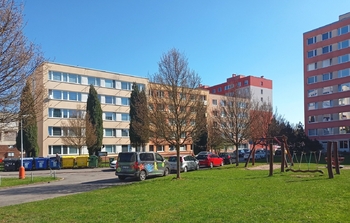 Všechno je tu na krok - pískoviště před domem,  - Prodej bytu 3+1 v osobním vlastnictví 64 m², Rakovník