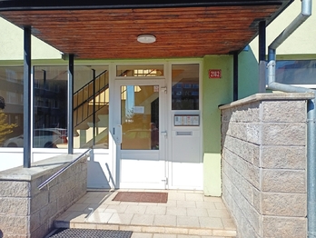 Plastovými vchodvými pokračuje - Prodej bytu 3+1 v osobním vlastnictví 64 m², Rakovník