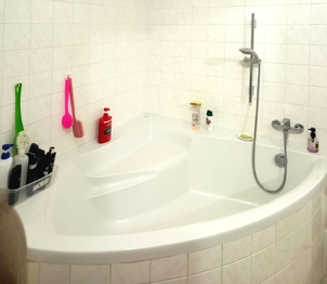 s velkou rohovou vanou, - Prodej bytu 3+1 v osobním vlastnictví 64 m², Rakovník