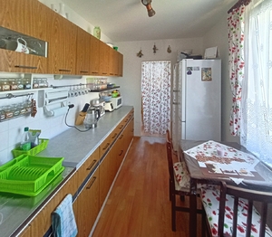 Z té můžeme proběhnout kuchyní - Prodej bytu 3+1 v osobním vlastnictví 64 m², Rakovník