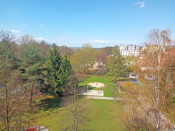 tímto výhledem orientovaným na západ. - Prodej bytu 3+1 v osobním vlastnictví 64 m², Rakovník