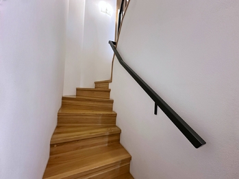 Schodiště v bytě - Pronájem bytu 3+kk v osobním vlastnictví 87 m², České Budějovice