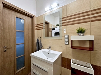 Koupelna spodní patro - Pronájem bytu 3+kk v osobním vlastnictví 87 m², České Budějovice
