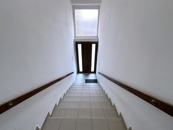 Vstupní dveře - Pronájem bytu 3+kk v osobním vlastnictví 87 m², České Budějovice