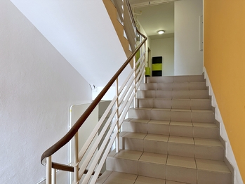 Schodiště - Pronájem bytu 3+kk v osobním vlastnictví 87 m², České Budějovice