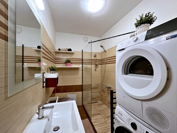 Koupelna spodní patro - Pronájem bytu 3+kk v osobním vlastnictví 87 m², České Budějovice