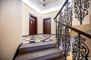 Schodiště do 6. NP - Prodej bytu 3+kk v osobním vlastnictví 77 m², Praha 2 - Nusle