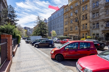 Pohled na budovu - Prodej bytu 3+kk v osobním vlastnictví 77 m², Praha 2 - Nusle