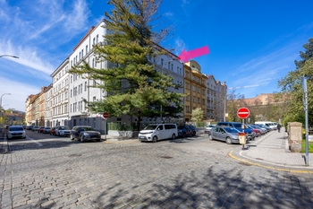 Pohled na budovu - Prodej bytu 3+kk v osobním vlastnictví 77 m², Praha 2 - Nusle