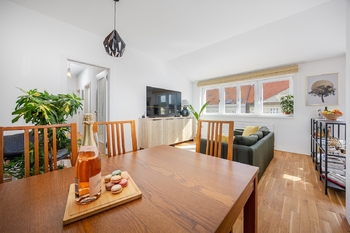 Obývací pokoj s jídelnou - Prodej bytu 3+kk v osobním vlastnictví 77 m², Praha 2 - Nusle