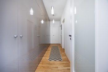 Chodba s vestavěnou skříní - Prodej bytu 3+kk v osobním vlastnictví 77 m², Praha 2 - Nusle