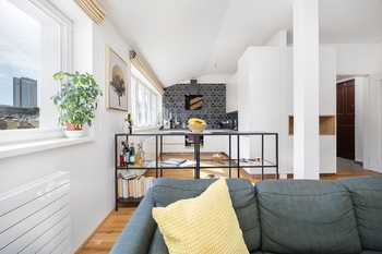 Obývací pokoj s jídelnou - Prodej bytu 3+kk v osobním vlastnictví 77 m², Praha 2 - Nusle