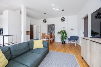 Obývací pokoj s jídelnou - Prodej bytu 3+kk v osobním vlastnictví 77 m², Praha 2 - Nusle