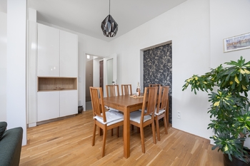 Obývací pokoj s jídelnou - Prodej bytu 3+kk v osobním vlastnictví 77 m², Praha 2 - Nusle