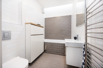 Koupelna - Prodej bytu 3+kk v osobním vlastnictví 77 m², Praha 2 - Nusle