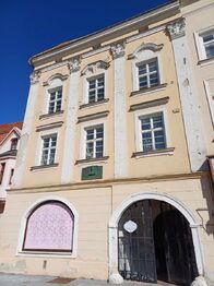 Přední pohled dům na náměstí - Prodej bytu 2+kk v osobním vlastnictví 53 m², Vyškov