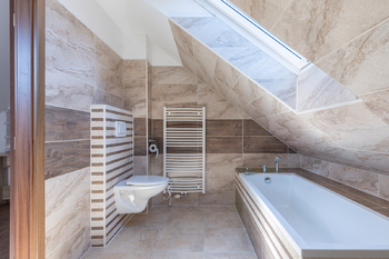 podkroví - koupelna ... - Prodej domu 181 m², Habry