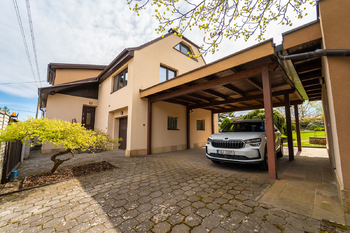 Zastřešené parkování - Prodej domu 189 m², Úvaly