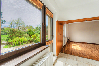 Výhled do zahrady z kuchyně - Prodej domu 189 m², Úvaly
