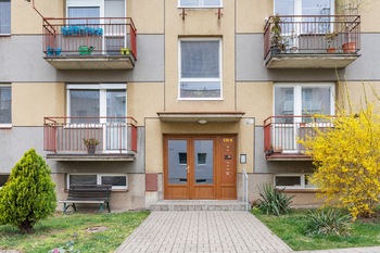 Vstup do domu - Prodej bytu 3+1 v osobním vlastnictví 88 m², Valdice