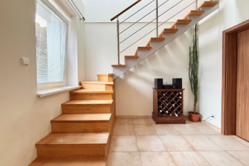 schodiště - Prodej domu 123 m², Roztoky